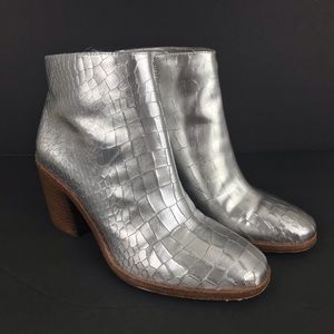 Pour La Victoire Winona croc embossed silver boots